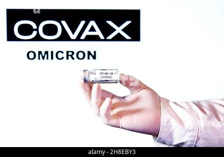 Madrid, Spagna - 239 novembre 2021: Flaconcino contenente il vaccino Covid-19 e il logo Covax su sfondo bianco. Foto Stock