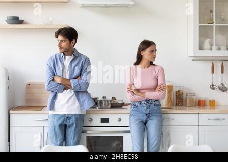 Depressa frustrata donna millenaria europea ignora il suo marito sconvolto dopo litigare in cucina Foto Stock