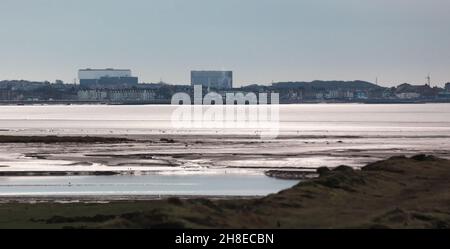 Centrali nucleari Heysham 1 e Heysham 2 attraverso Morecambe Bay Foto Stock