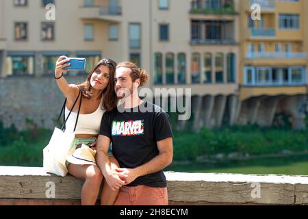 Firenze, Italia - 11 agosto 2021: Giovani che prendono un selfie Foto Stock