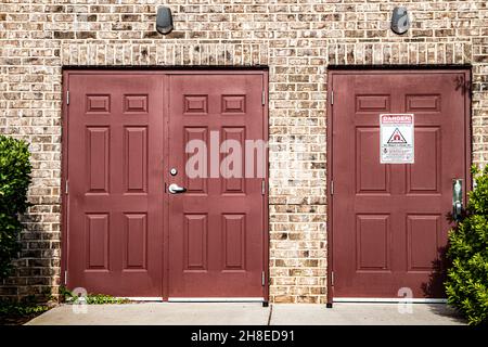 Fila di porte e cartello di avvertenza campo magnetico appattenzione Foto Stock