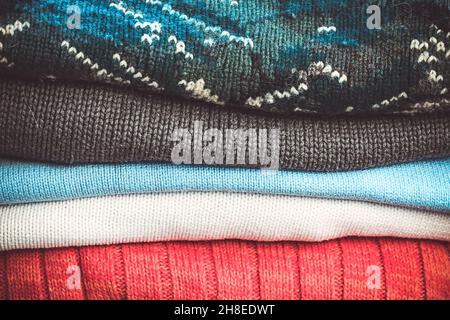 Caldi maglioni a maglia per il clima autunnale e invernale. Foto Stock