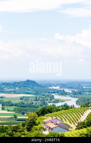 Gabiano Monferrato, Alessandria, Piemonte, Italia - Giugno 10 2021: Vista panoramica in una giornata di sole. Vigneto Langhe Foto Stock