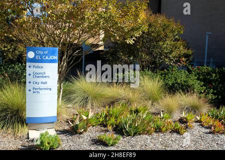 El Cajon, la guida direzionale della California indica i visitatori al Dipartimento di polizia, alle Camere del Consiglio, al Municipio e al Centro delle Arti dello spettacolo. Foto Stock