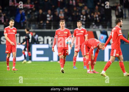 Da sinistra a destra Marvin FRIEDRICH (UB), Grischa PROEMEL (Pr? mel, UB), Julian RYERSON (UB), Levin OEZTUNALI (? Ztunali, UB) deluso dopo il gol a 2: 1, Soccer 1. Bundesliga, 13° giorno di incontri, Eintracht Frankfurt (F) - Union Berlin (UB), il 28 novembre 2021 a Francoforte/Germania. Le normative #DFL vietano l'uso di fotografie come sequenze di immagini e/o quasi-video # Â Foto Stock