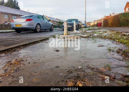 Una pozzanghera ghiacciata sul lato di una strada a Reading, Regno Unito. Foto Stock