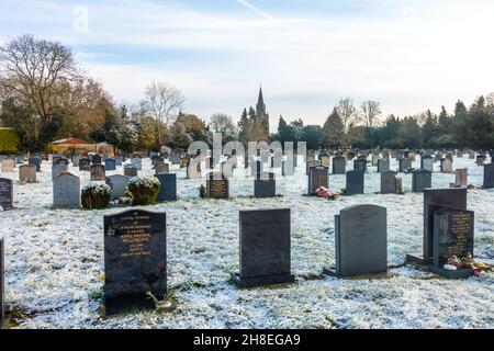 Una vista del cimitero presso la Chiesa di San Michele a Tilehurst lettura in una giornata invernale con una leggera copertura di neve. Foto Stock