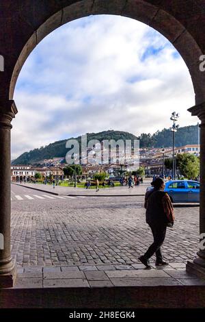 Si affaccia sulla Plaza De Armas di Cusco verso il Mirador di San Cristobal e la croce sulla collina sopra la città Foto Stock