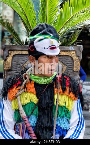 Partecipante vestito in un costume colorato per la tradizionale sfilata di costumi a Aguas Calientes, Perù Foto Stock