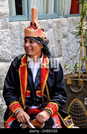 Vestito e in attesa dell'inizio della tradizionale sfilata di costumi a Aguas Calientes, Perù Foto Stock