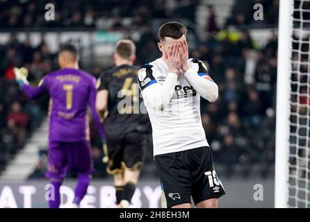 Tom Lawrence della contea di Derby reagisce durante la partita del campionato Sky Bet al Pride Park Stadium di Derby. Data foto: Lunedì 29 novembre 2021. Foto Stock