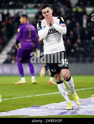 Tom Lawrence della contea di Derby reagisce durante la partita del campionato Sky Bet al Pride Park Stadium di Derby. Data foto: Lunedì 29 novembre 2021. Foto Stock