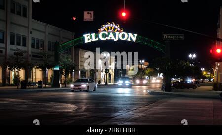 Monumento dell'arco del centro e cartello al neon di notte, all'angolo tra Magnolia Avenue e West Main Street, El Cajon, California, USA; inaugurato nel 2009. Foto Stock