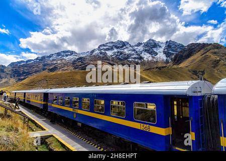 Il treno esploratore andino peruRail si fermò a la Raya, il punto più alto del percorso da Cusco al lago Titicaca in Perù Foto Stock