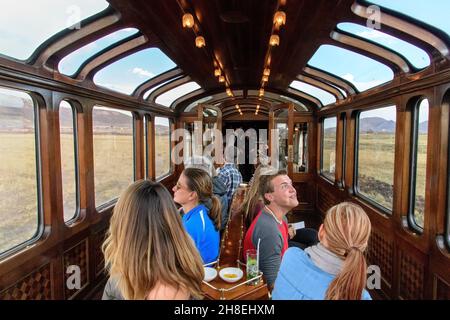 I passeggeri possono ammirare il paesaggio dall'auto di osservazione sul treno andino esploratore, che corre tra Cusco e Puno in Perù Foto Stock