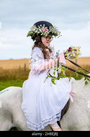 Giovane ragazza in abito da competizione a cavallo all'aperto Summer Horse Event, East Lothian, Scozia, Regno Unito Foto Stock