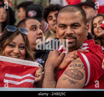 Santa Clara, California, Stati Uniti. 28 novembre 2021. 49ers fan Domenica, 28 novembre 2021, al Levis Stadium di Santa Clara, California. I 49ers sconfissero i Vichinghi 34-26. (Credit Image: © al Golub/ZUMA Press Wire) Foto Stock