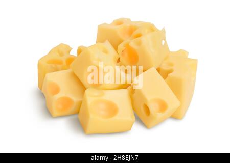 cubetti di formaggio isolati su sfondo bianco con percorso di ritaglio e profondità di campo completa Foto Stock