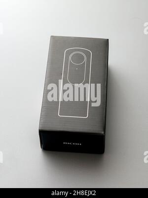 Vista dall'alto sulla confezione della telecamera VR Ricoh Theta a V4 360 gradi Foto Stock