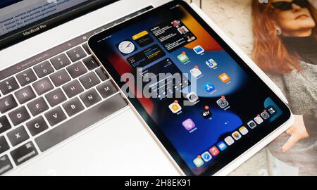 Computer Apple computer iPad Mini tablet con Apple Pencil su nuovi computer Apple MacBook Pro Foto Stock