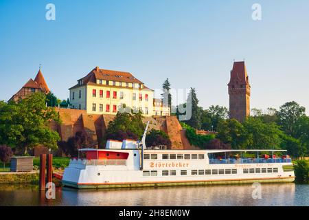 Restaurantship di fronte al Castello Tangermünde, Sassonia-Anhalt, Germania Foto Stock
