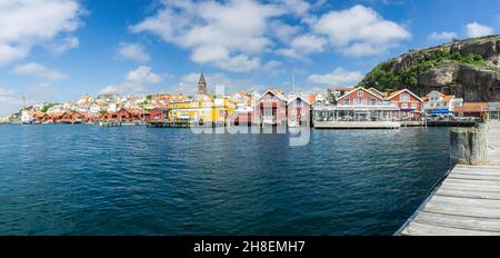 Fjällbacka, Svezia - 10 giugno 2021: Vista panoramica sulle case tradizionali svedesi nel villaggio turistico Foto Stock