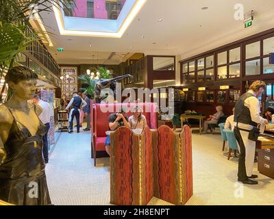 Interni sontuosi del Bewley's Oriental Cafe (1840), Grafton Street, Dublino, Repubblica d'Irlanda Foto Stock