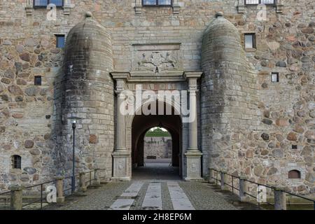 Vadstena, Svezia - 23 maggio 2021: Ingresso sul ponte del famoso castello medievale Foto Stock