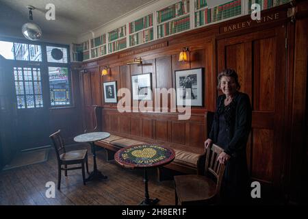 Sandra Eskulant, padrona di casa del Golden Heart London , Regno Unito Foto Stock