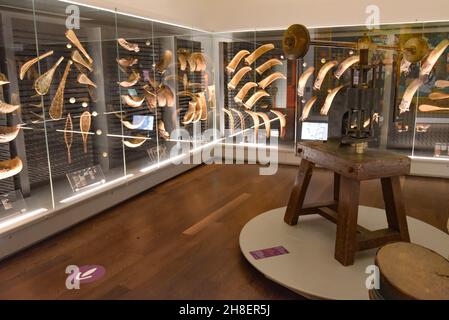 Bayonne, Francia - 30 Ott, 2021: Manufatti tradizionali Pelota in mostra al Museo Basco / Musee Basque et de l'histoire de Bayonne Foto Stock