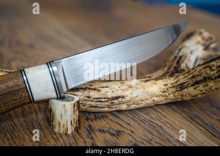 Hunter combattono a mano coltello e cervi antlers Foto Stock