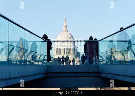 Londra, Grande Londra, Inghilterra, novembre 23 2021: Persone che camminano lungo il Millennium Bridge con la cattedrale di St Pauls alle spalle. Foto Stock