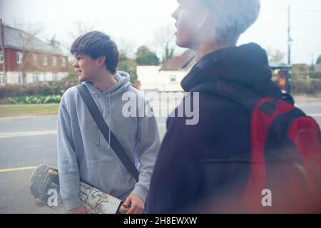 Ragazzi adolescenti con skateboard in strada Foto Stock