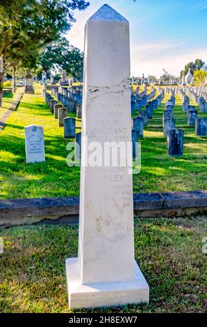 Il monumento CSS Hunley è raffigurato al cimitero Magnolia, 26 novembre 2021, a Mobile, Alabama. Il monumento onora coloro che sono morti nel CSS Hunley. Foto Stock