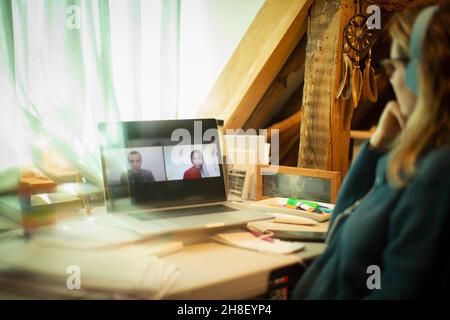 Videoconferenza femminile con i colleghi sullo schermo del notebook Foto Stock