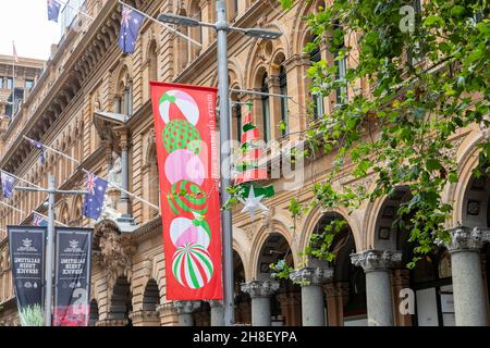 Decorazioni e striscioni di Natale 2021 a Martin Place, centro di Sydney, Australia Foto Stock