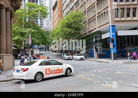 Taxi auto australiana 13 taxi nel centro di Sydney, NSW, Australia in una tranquilla città di Sydney centro a causa della covid 19 pandemic Foto Stock