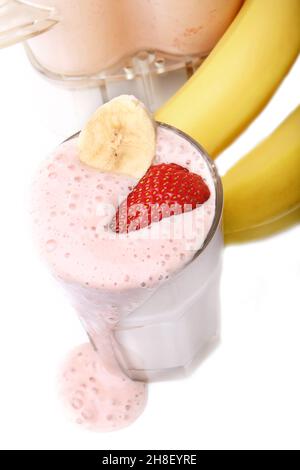 frullato banana e fragola su sfondo bianco Foto Stock