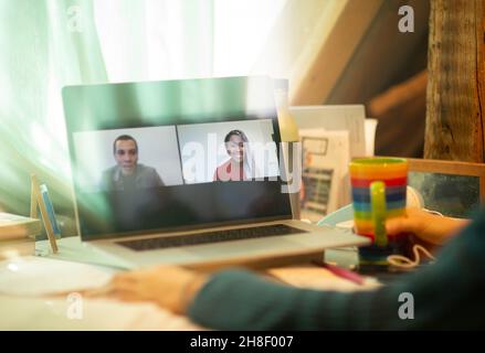 Videoconferenza dei colleghi sullo schermo del notebook Foto Stock