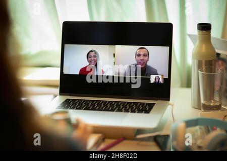 Videoconferenza dei colleghi sullo schermo del notebook Foto Stock