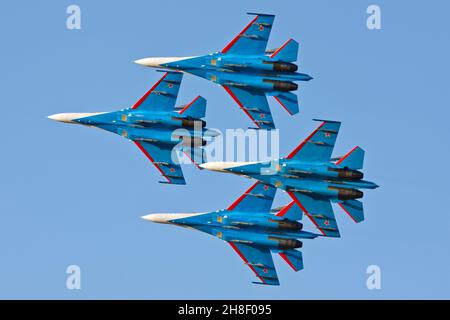 KECSKEMET, UNGHERIA - 10 ago 2013: Squadra aeronautica militare dei Cavalieri Russi con i jet da caccia Sukhoi su-27 che si esibiscono al Kecskemet Airshow in Foto Stock