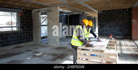 Ingegnere e caposquadra progetti in cantiere Foto Stock