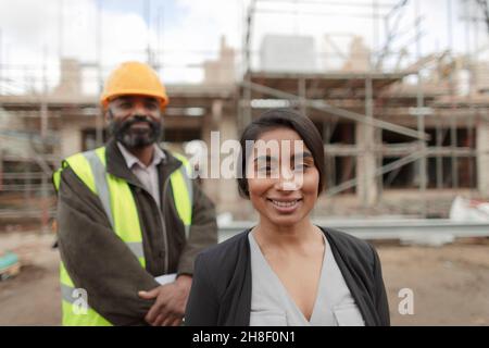 Ingegnere e preewoman con un ritratto sicuro in cantiere Foto Stock