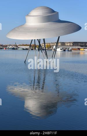 Bordeaux, Francia - 7 Nov, 2021: Flying Saucer Art Work di Suzanne Treister nel molo di Bordeaux Foto Stock