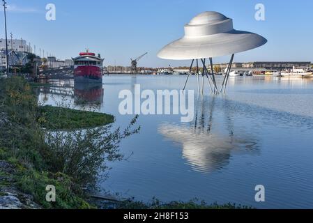 Bordeaux, Francia - 7 Nov, 2021: Flying Saucer Art Work di Suzanne Treister nel molo di Bordeaux Foto Stock