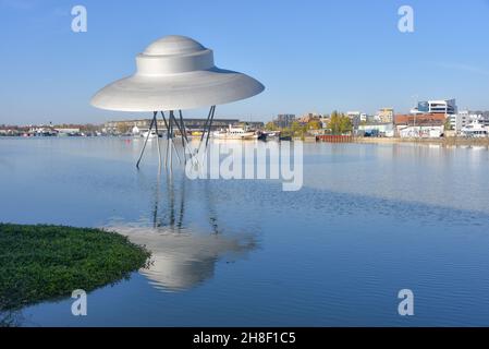 Bordeaux, Francia - 7 Nov, 2021: Flying Saucer Art Work di Suzanne Treister nel molo di Bordeaux Foto Stock