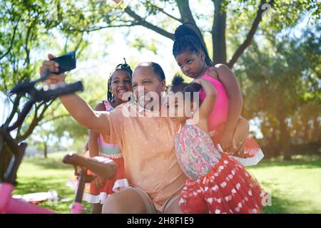 Nonno e nipote che prendono selfie nel parco estivo Foto Stock