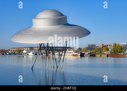 Bordeaux, Francia - 7 Nov, 2021: Flying Saucer Art Work di Suzanne Treister nel molo di Bordeaux Foto Stock