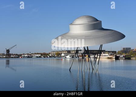 Bordeaux, Francia - 7 Nov, 2021: Flying Saucer Art Work di Suzanne Treister nel molo di Bordeaux Foto Stock