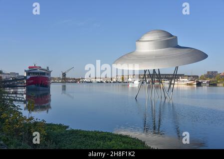 Bordeaux, Francia - 7 Nov, 2021: Flying Saucer Art Work di Suzanne Treister nel molo di Bordeaux Foto Stock